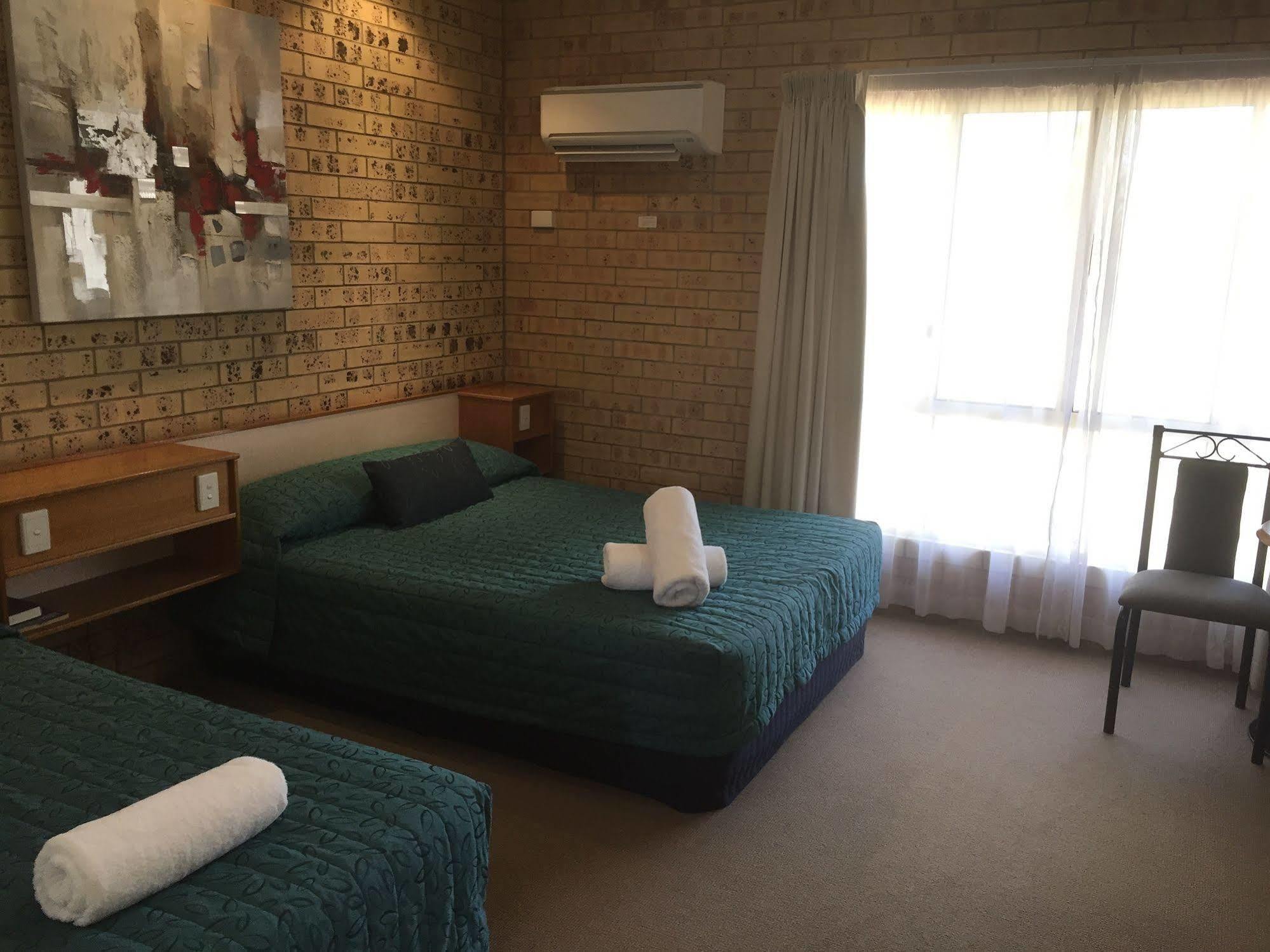 Mulga Country Motor Inn Чарлєвілль Екстер'єр фото